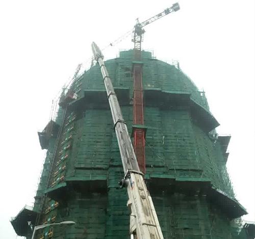峨边吊车在工地上作业